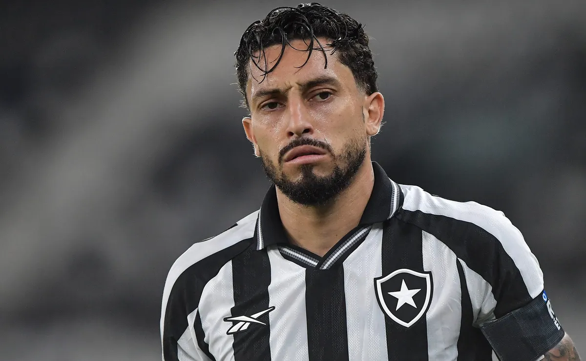 alex-telles-encaminha-permanencia-e-deve-renovar-com-o-botafogo