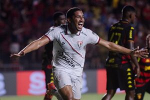 ex-atacante-vascaino-leo-jaco-deixa-o-atletico-go-e-acerta-com-o-santa-clara,-de-portugal