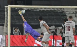 alex-telles-marca-golaco-de-falta-no-primeiro-tempo-de-botafogo-x-fluminense;-assista
