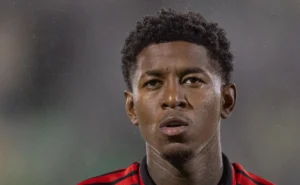 vitao-tem-problema-fisico-e-aumenta-lista-de-desfalques-do-flamengo-contra-o-vitoria