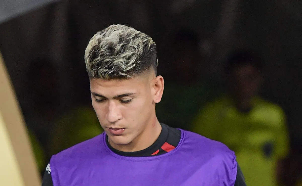 flamengo-prega-cautela-por-contratacao-de-alex-luna-apos-permanencia-de-carrascal
