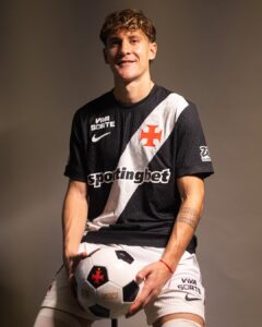 veja-fotos-de-colidio-com-a-camisa-do-vasco