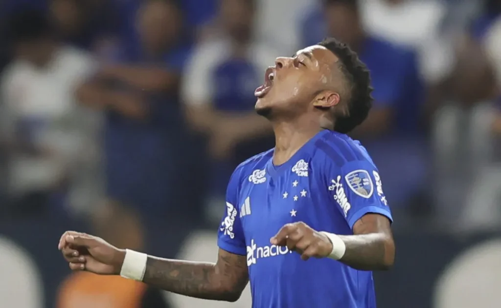 arroyo-faz-golaco,-mas-cruzeiro-cede-pressao-do-flamengo-e-empata-em-1-a-1