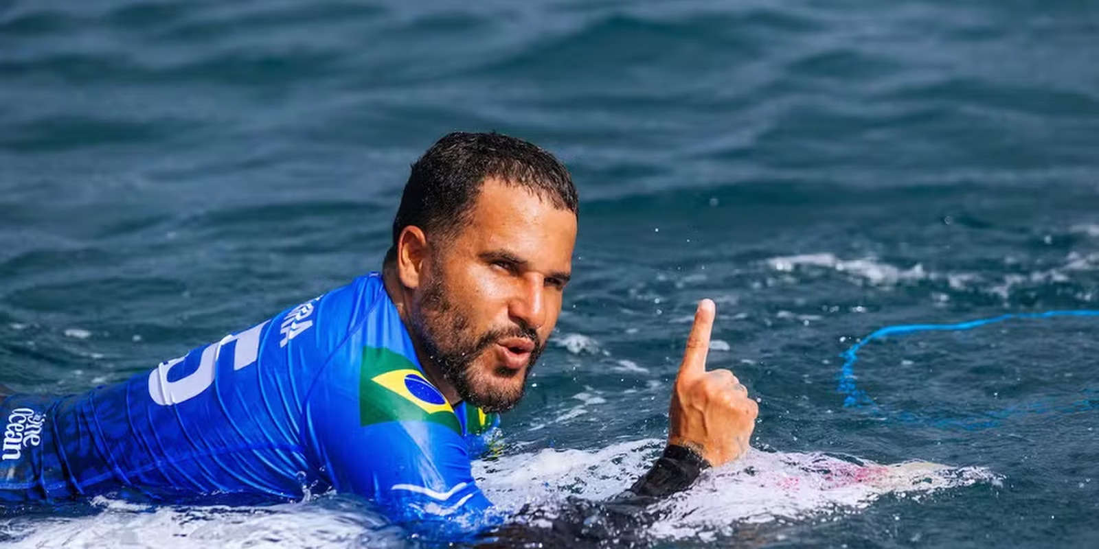 wsl:-italo-ferreira-domina-tubos-em-teahupo’o-e-avanca-as-semifinais