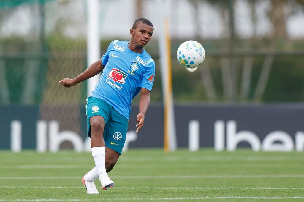 meia-diego-bento-treina-com-a-selecao-brasileira-sub-15;-veja-fotos