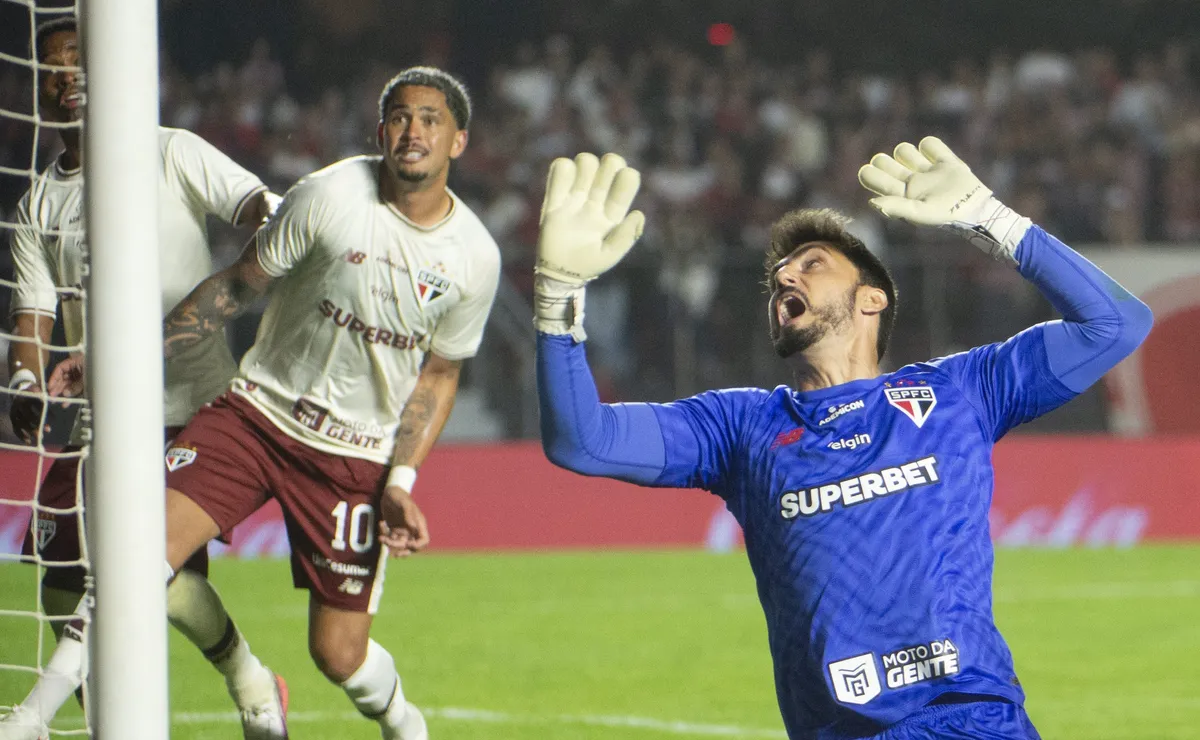 sao-paulo-dorme-na-defesa,-cede-empate-ao-coritiba-e-prolonga-jejum-de-vitorias-no-brasileirao