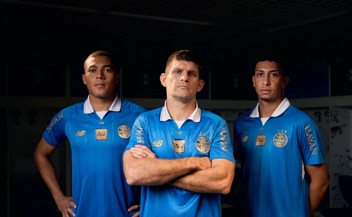gremio-lanca-terceira-camisa-de-2026-com-homenagem-aos-30-anos-da-historica-triplice-coroa