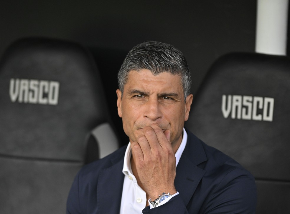 confira-outros-topicos-da-entrevista-coletiva-de-pedro-emanuel-apos-vasco-0-x-3-santos