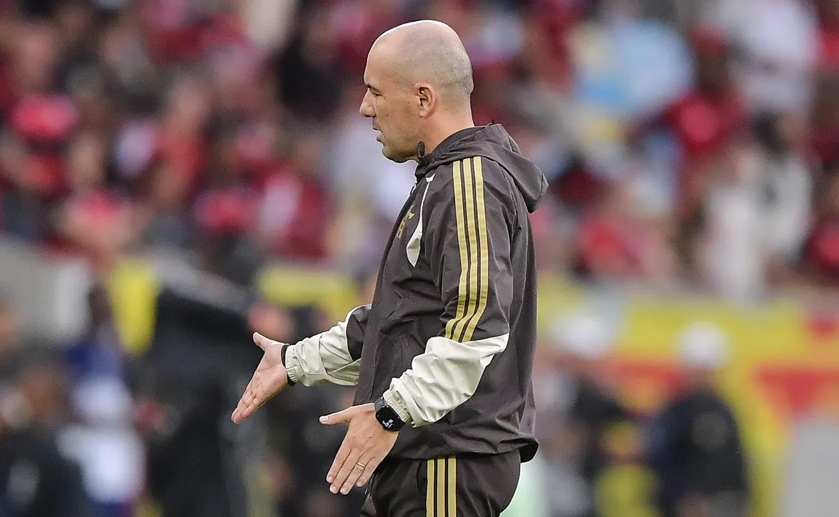 leonardo-jardim-nao-ameniza-para-arbitragem-e-critica-nao-expulsao-apos-goleada-do-flamengo