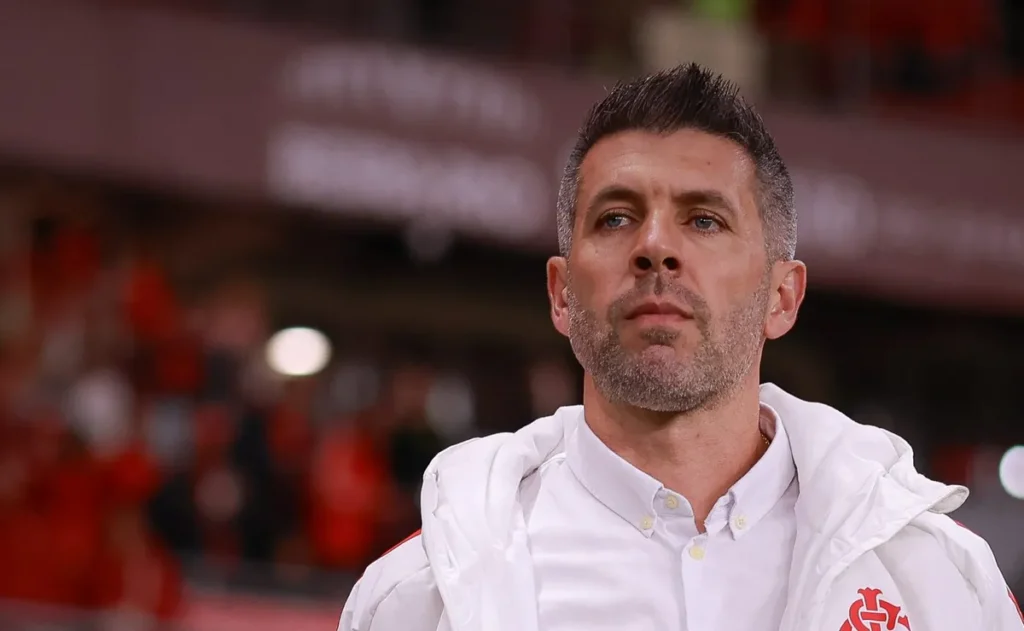 pezzolano-recua-muito-cedo,-estrategia-nao-funciona-e-internacional-cede-empate-contra-o-remo