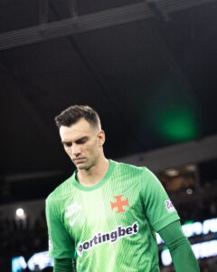 leo-jardim-foi-cobrado-pelos-jogadores-apos-derrota-para-o-santos
