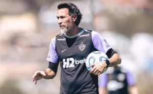 com-onda-de-desfalques,-dominguez-mexe-na-escalacao-e-promove-mudancas-na-sul-americana