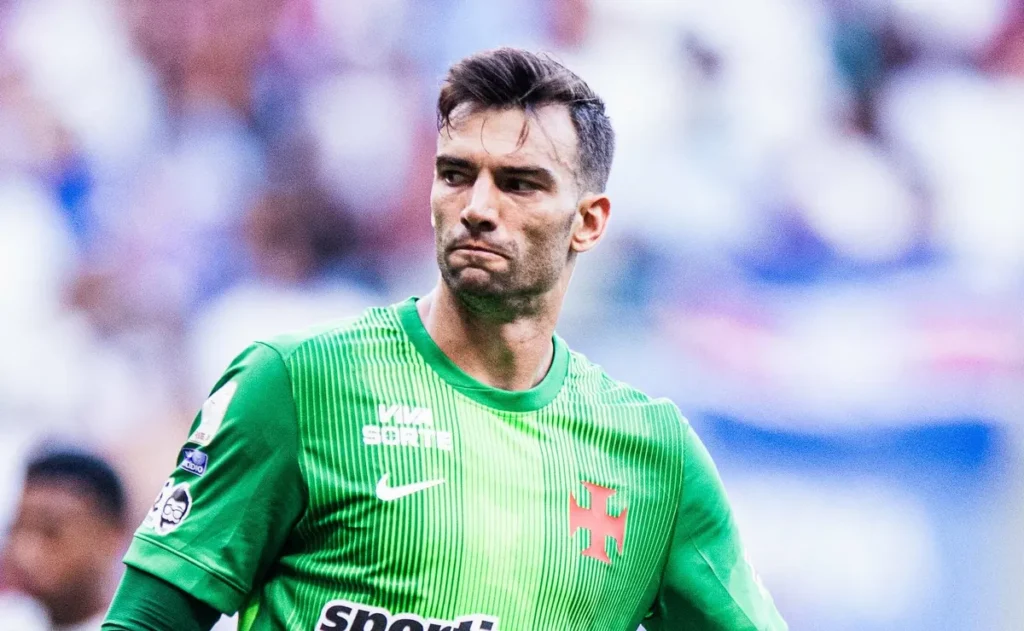 leo-jardim-se-torna-alvo-de-cobrancas-dos-jogadores-do-vasco-apos-erros-em-campo
