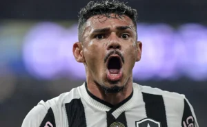 botafogo-encaminha-retorno-de-tiquinho-soares-com-contrato-curto-e-“meta-de-gols”