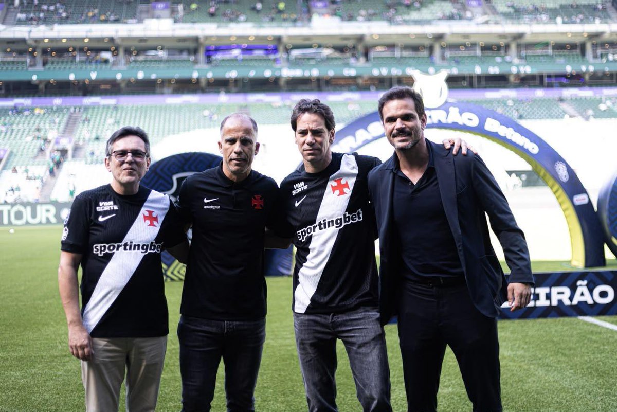 veja-mais-fotos-de-marcos-lamacchia-com-a-camisa-do-vasco-no-gramado-do-nubank-parque