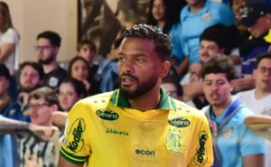 reinado-leva-cusparada-de-torcedor-do-santos-e-situacao-gera-clima-pesado-na-vila-belmiro