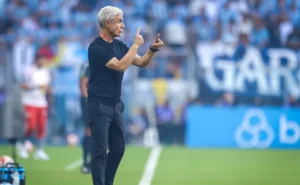 gremio-prepara-mudancas-para-o-gre-nal-e-luis-castro-busca-solucao-em-meio-a-crise