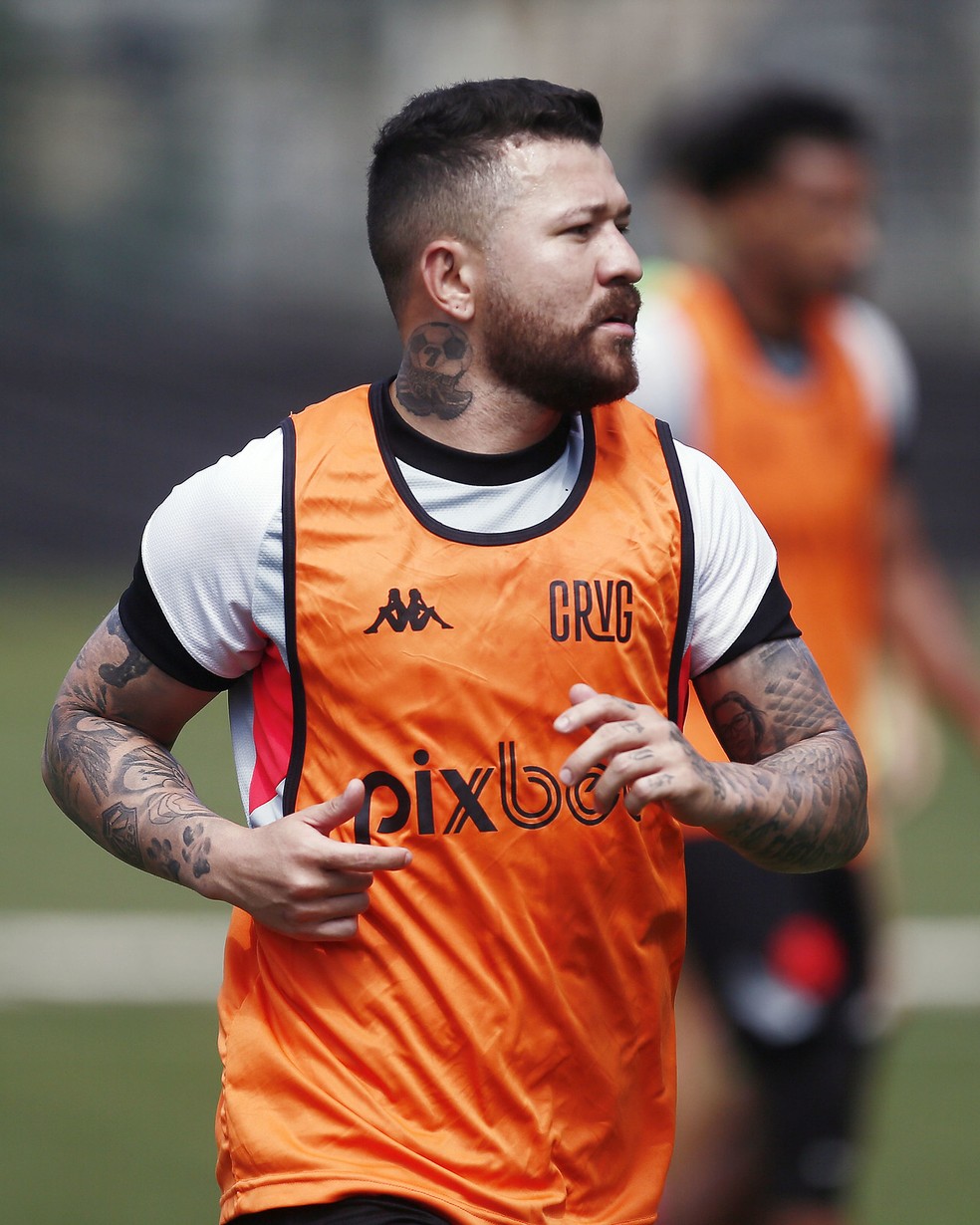 apos-treinar-pelo-amazonas-por-2-meses,-ex-vascaino-rossi-nao-e-regularizado-e-deixa-o-clube