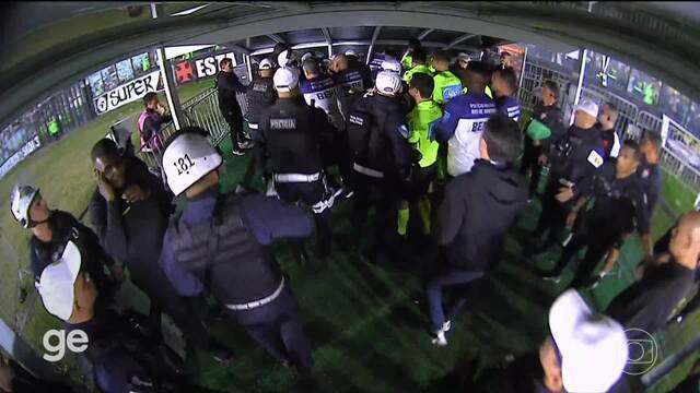 veja-mais-um-video-de-admar-lopes-e-felipe-cobrando-a-arbitragem-no-intervalo-de-vasco-x-vitoria