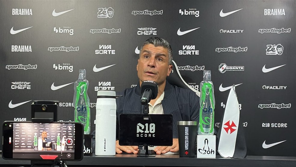 confira-outros-topicos-da-entrevista-coletiva-de-pedro-emanuel-apos-vasco-1-x-0-vitoria