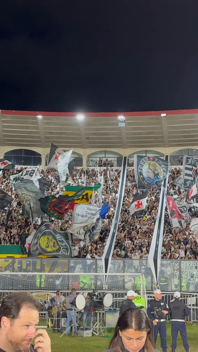 veja-mais-um-video-da-festa-da-torcida-do-vasco-em-sao-januario