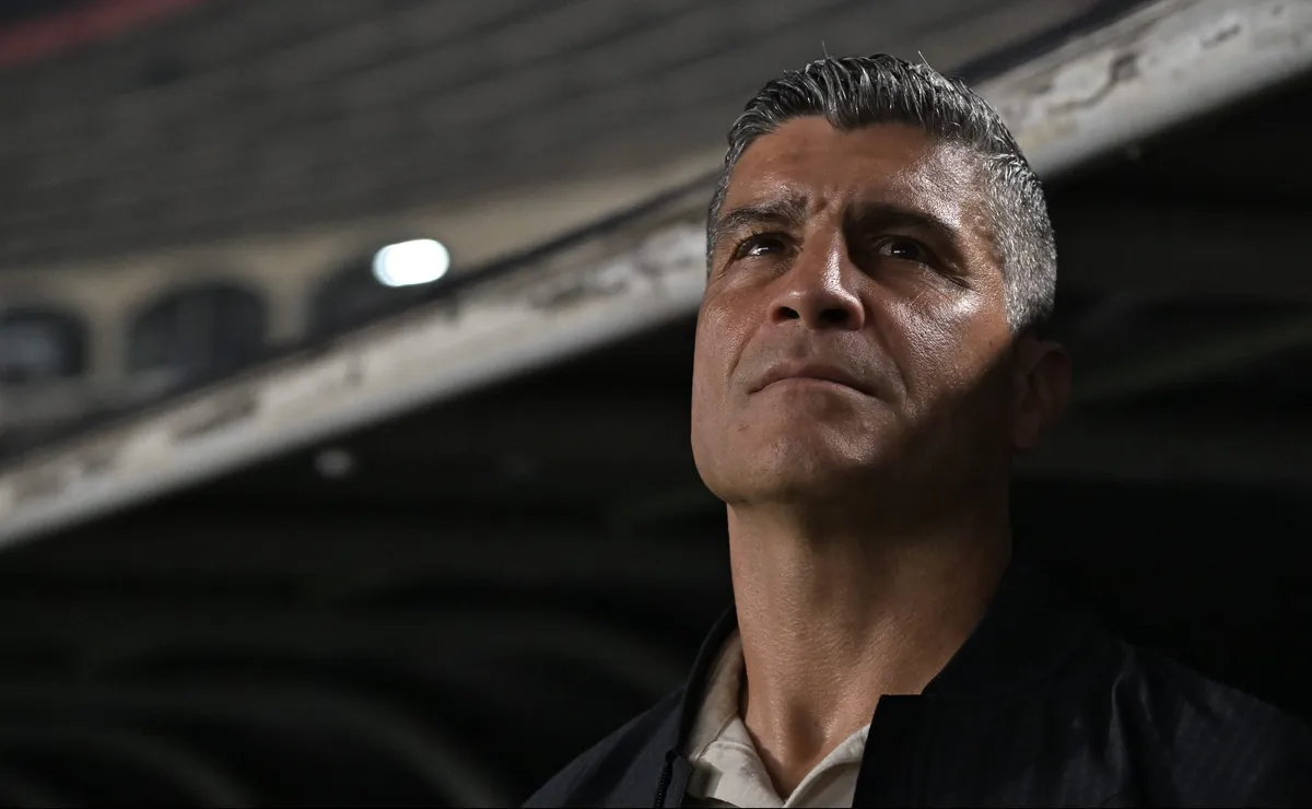 pedro-emanuel-organiza-vasco-apos-expulsao-de-cauan-barros-e-sai-na-frente-contra-o-vitoria