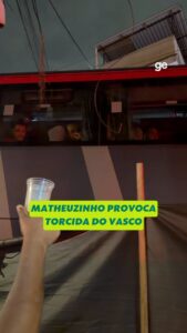 matheuzinho,-do-vitoria,-provocou-torcedores-do-vasco-na-saida-de-sao-januario