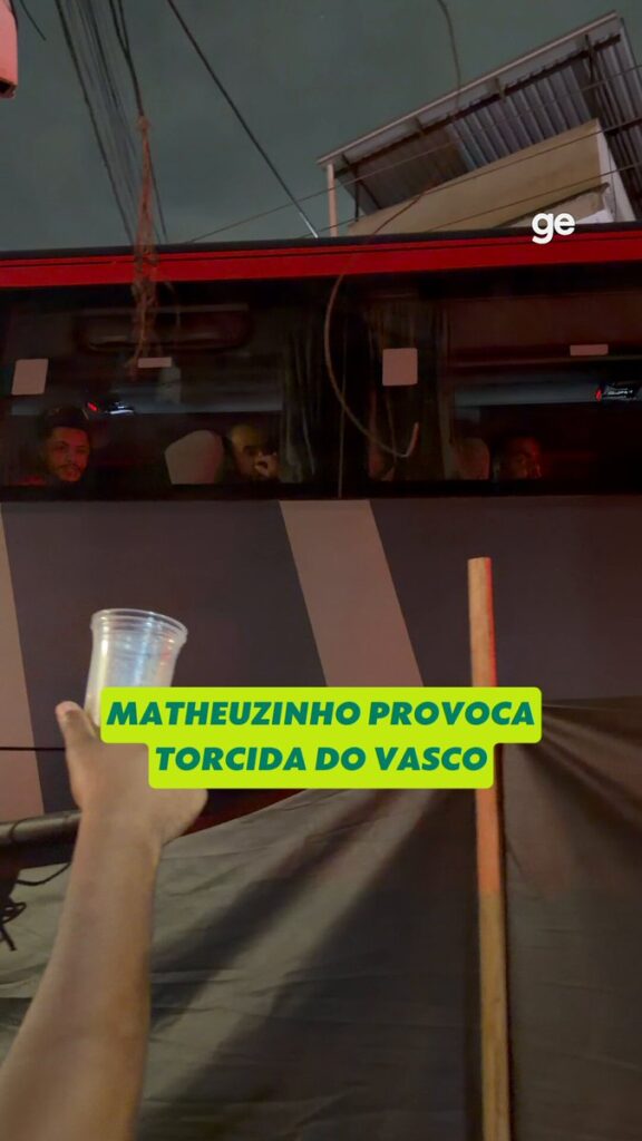 matheuzinho,-do-vitoria,-provocou-torcedores-do-vasco-na-saida-de-sao-januario