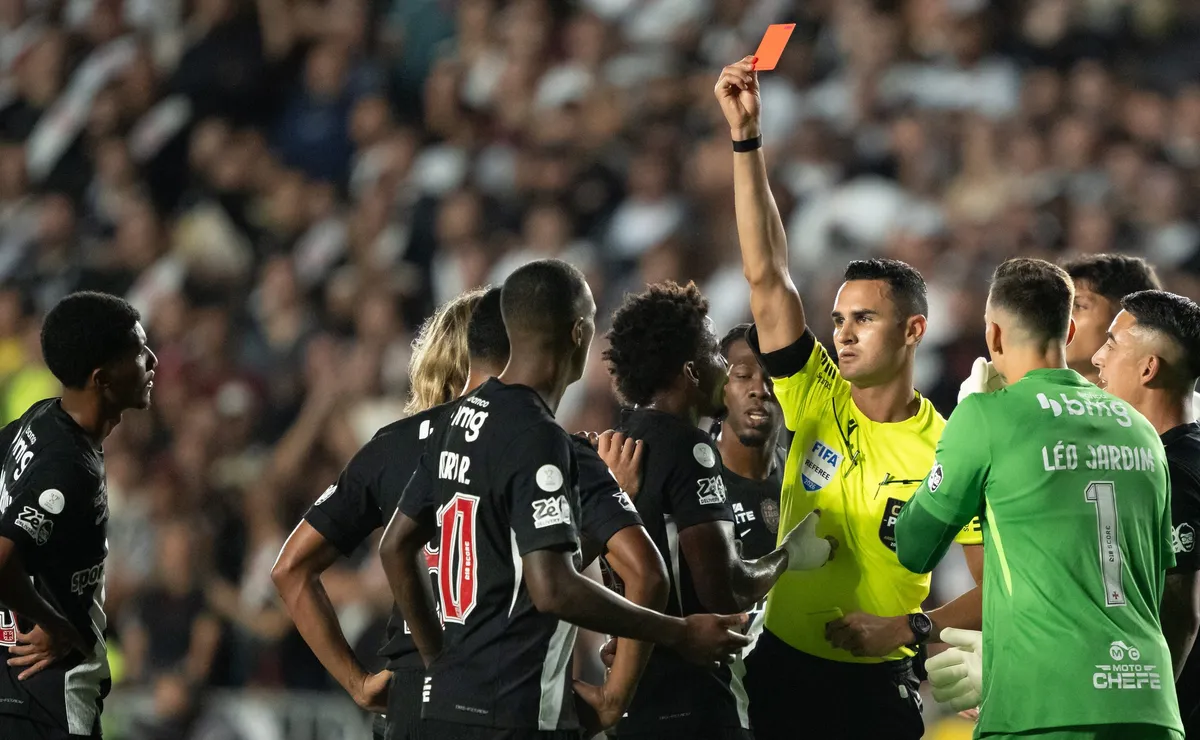 pc-de-oliveira-ve-erro-grave-em-expulsao-de-barros-no-triunfo-do-vasco-sobre-o-vitoria