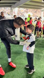pequeno-gui-cumprimentou-jogadores-do-vasco-antes-da-partida-contra-o-vitoria;-veja