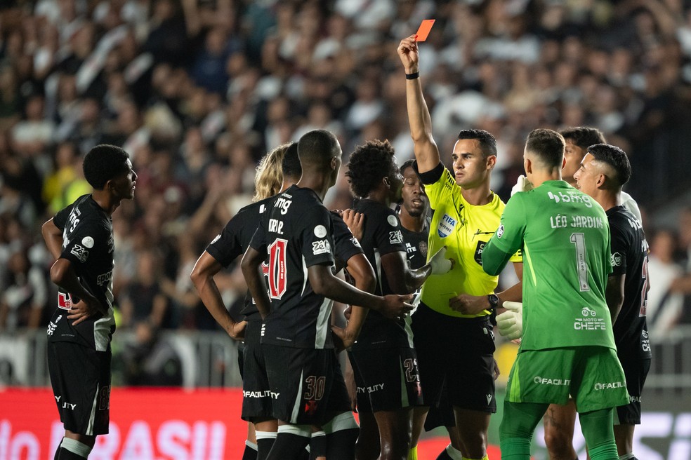 destaque-no-jogo-contra-o-cruzeiro-no-1o-turno,-barros-perde-espaco-apos-expulsoes