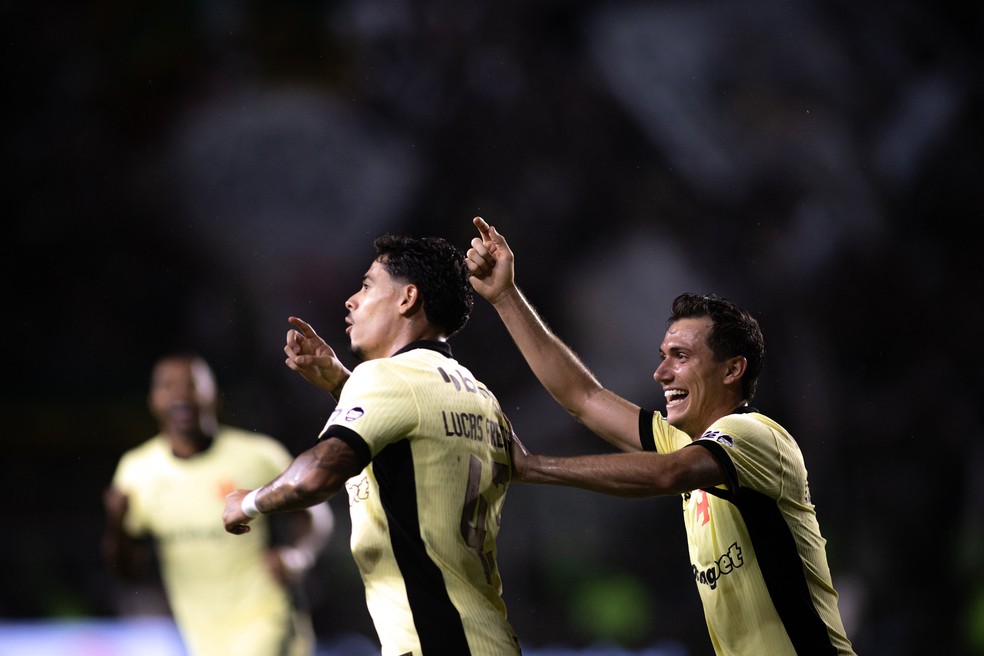 lucas-piton-cresce-em-sequencia-com-pedro-emanuel-e-acirra-disputa-na-lateral-do-vasco