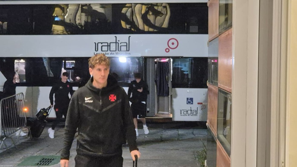 vasco-chega-a-salvador-para-enfrentar-o-vitoria-e-pedro-emanuel-faz-misterio-na-escalacao