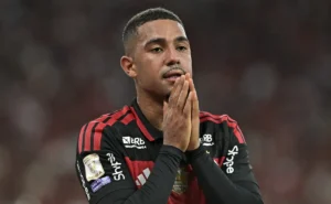 opiniao:-samuel-lino-conquista-protagonismo-no-flamengo-e-supera-pressao-apos-baixo-rendimento