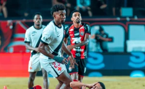 vasco-vence-o-vitoria-por-2-a-0-e-garante-vaga-nas-semifinais-da-copa-do-brasil
