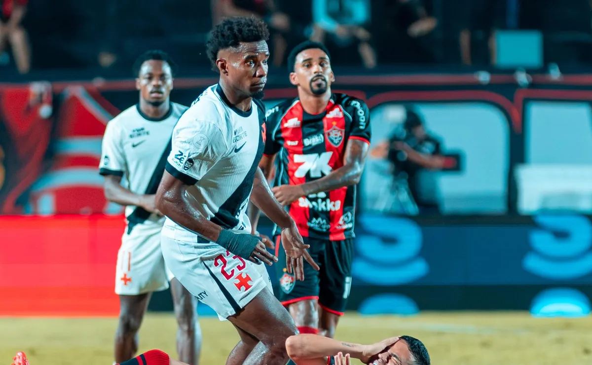 vasco-vence-o-vitoria-por-2-a-0-e-garante-vaga-nas-semifinais-da-copa-do-brasil