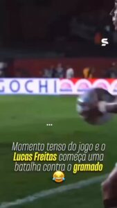 lucas-freitas-leva-tombo-no-gramado-no-jogo-contra-o-vitoria-e-video-viraliza;-veja