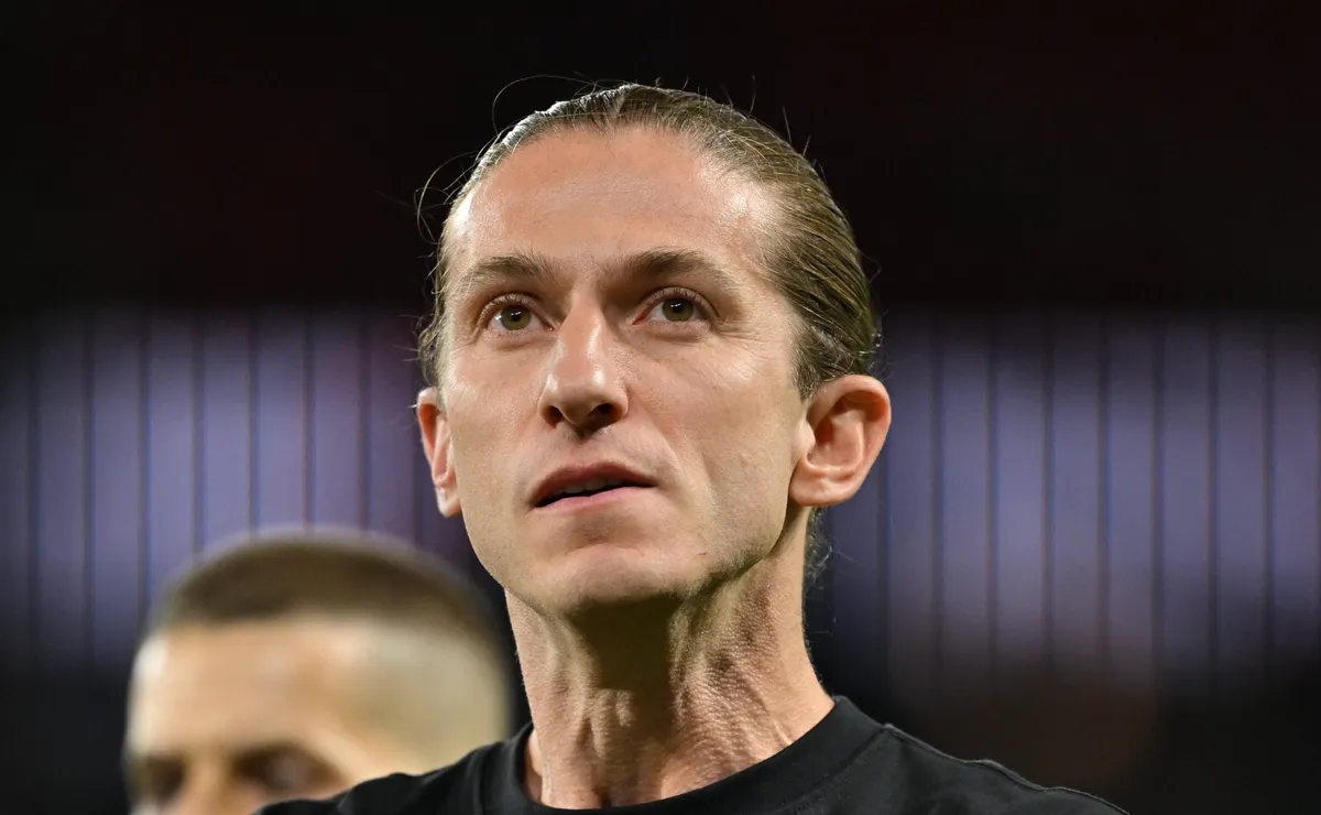 opiniao:-filipe-luis-“engole”-o-psg-na-franca-e-prova-que-o-grande-erro-do-flamengo-veste-terno