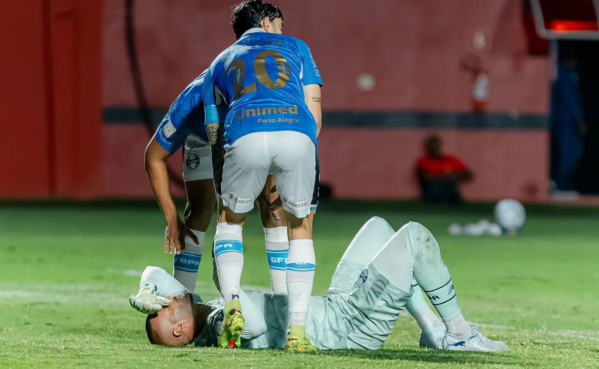 weverton-passa-mal-e-cai-no-gramado-antes-de-vitoria-x-gremio,-mas-vai-para-o-jogo