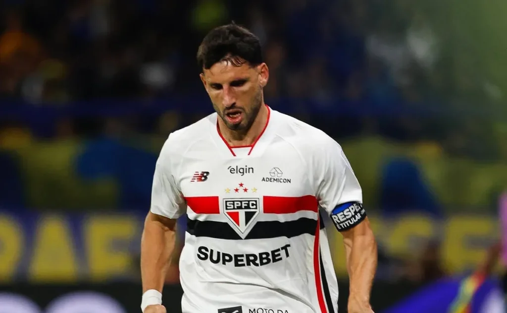 calleri-leva-amarelo-apos-confusao-e-esta-fora-do-jogo-de-volta-entre-sao-paulo-e-boca-juniors