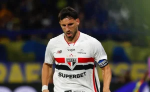 calleri-leva-amarelo-apos-confusao-e-esta-fora-do-jogo-de-volta-entre-sao-paulo-e-boca-juniors
