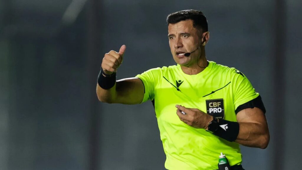 braulio-da-silva-machado,-de-sc,-apitara-vasco-x-coritiba