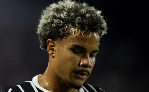 kaio-cesar-cai-na-pilha-e-e-amarelado-pelo-corinthians;-angileri-e-bidu-tambem-levam-cartao