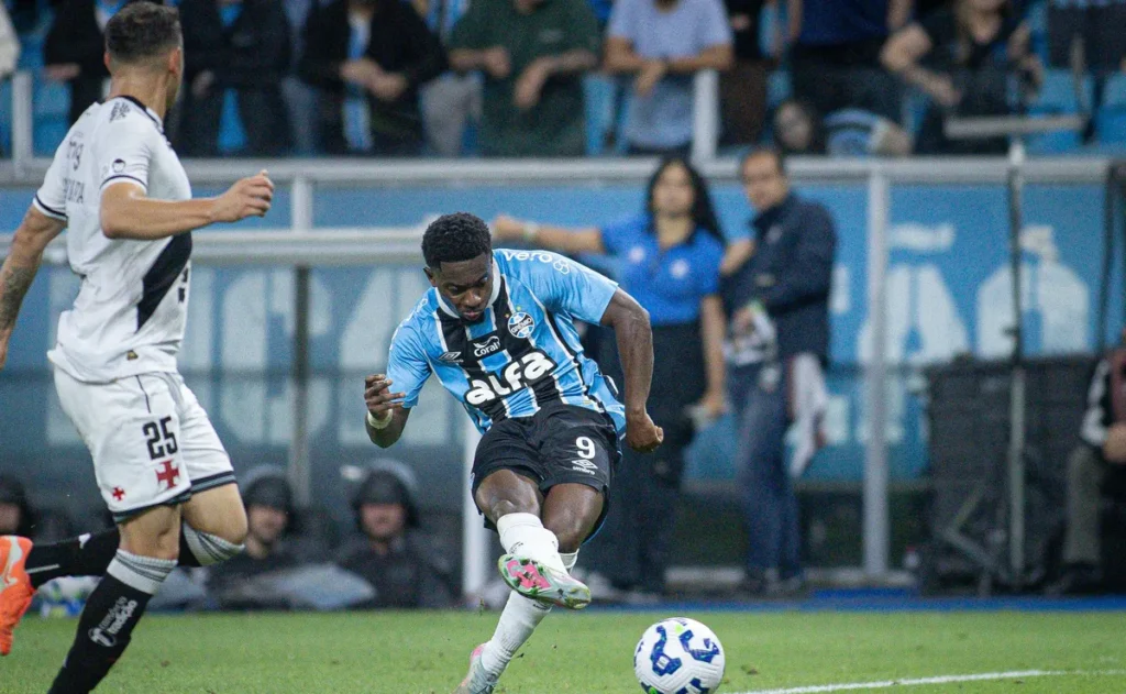 gremio-pode-mudar-o-sistema-contra-o-vasco-apos-lesao-de-amuzu-e-falta-de-opcoes-no-ataque