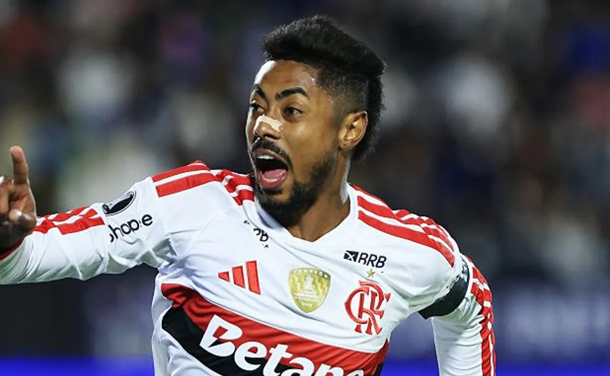 bruno-henrique-marca,-chega-a-cinco-gols-e-vira-artilheiro-do-flamengo-na-libertadores
