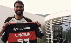 lucas-paqueta-assume-novamente-a-camisa-11-do-flamengo-apos-saida-de-everton-cebolinha
