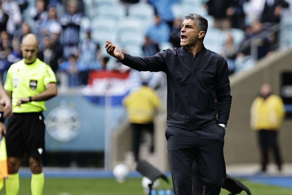 pedro-emanuel-pode-poupar-titulares-no-jogo-contra-o-santa-fe