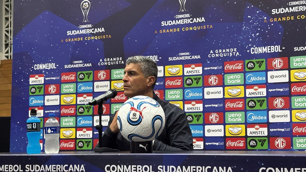 pedro-emanuel-destaca-vaga-em-semifinal-apos-15-anos-e-enaltece-relacao-com-a-torcida-do-vasco