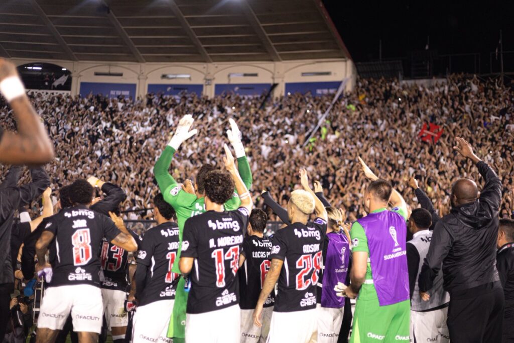 vasco-publica-fotos-de-jogadores-comemorando-com-a-torcida-em-sao-januario;-veja