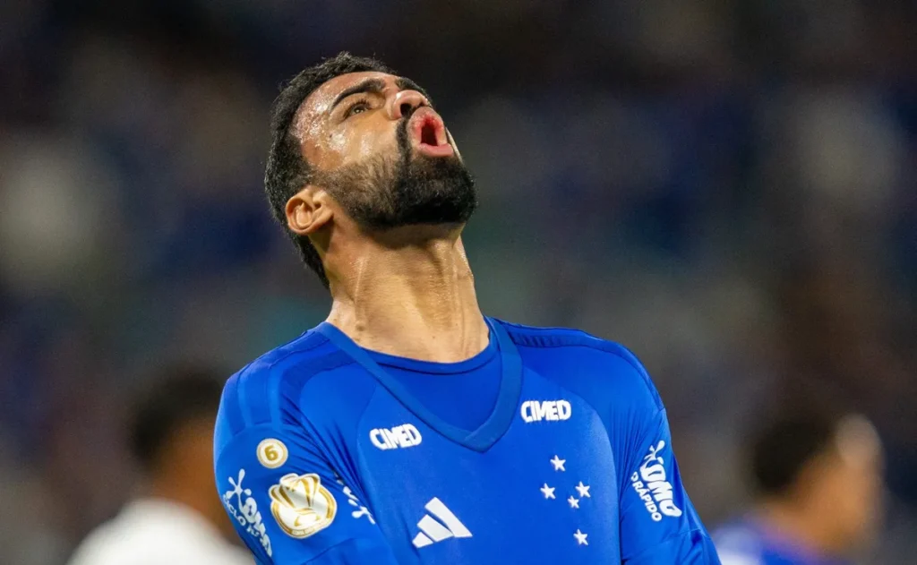 fabricio-bruno-expoe-problema-serio-fisico,-mas-temporada-abaixo-do-zagueiro-preocupa-cruzeiro